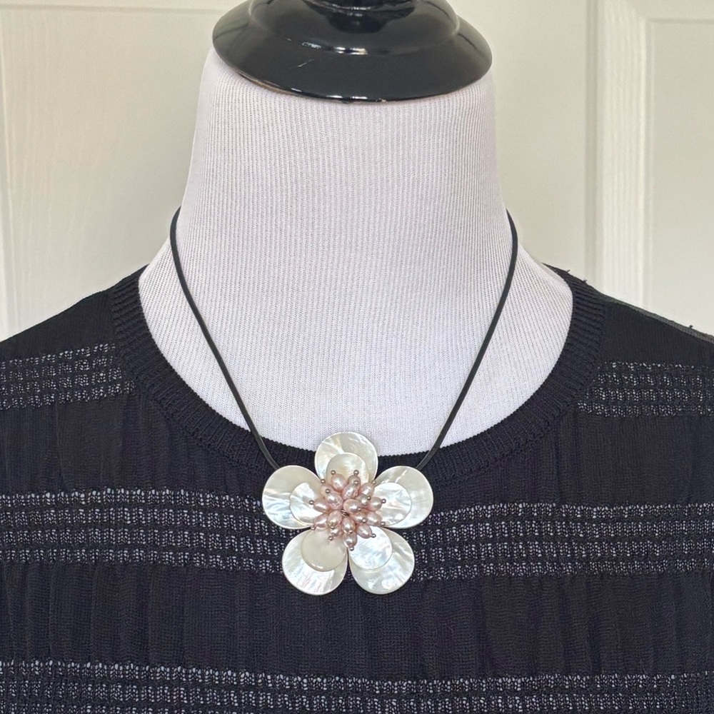 Elegant White Flower Pendant Necklace